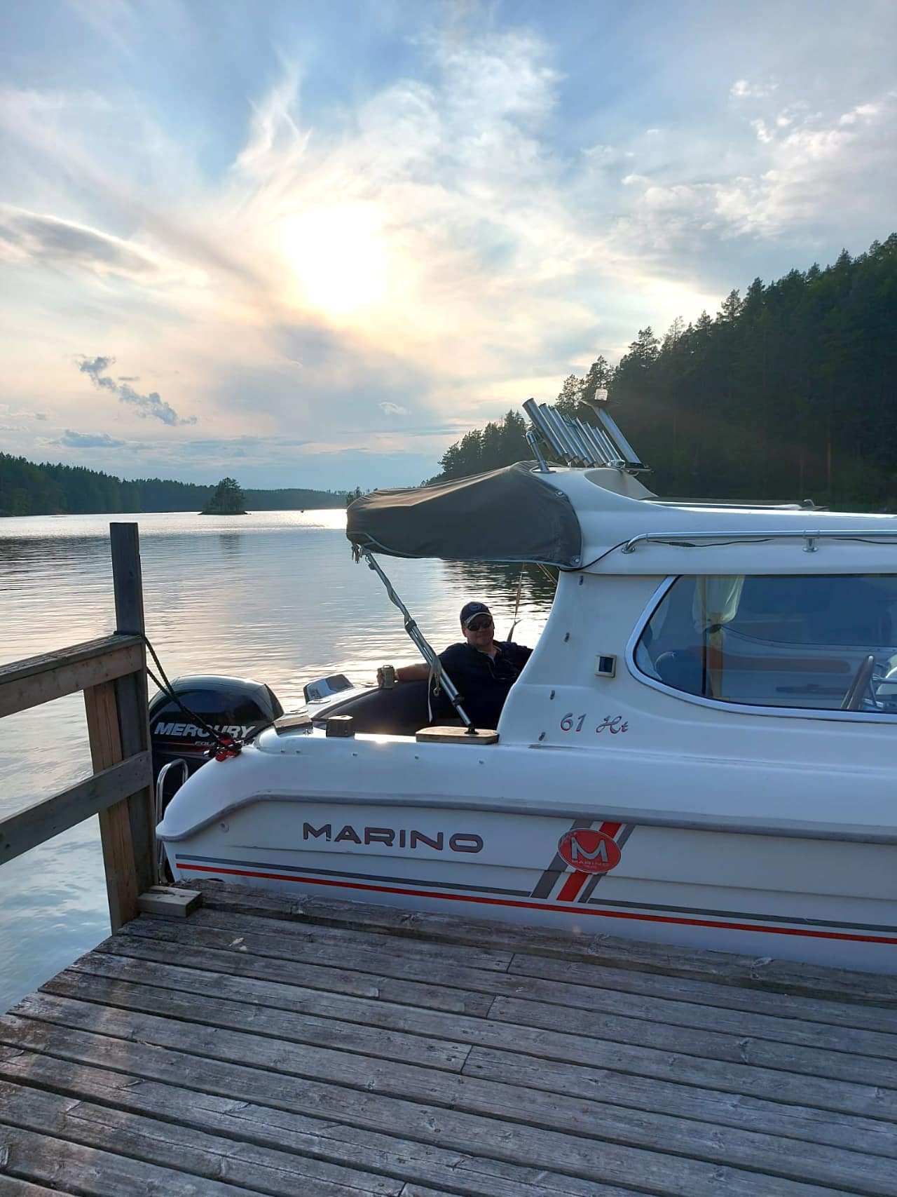 LVI Salpa ky - huollot Marino laiturissa auringonlaskussa.